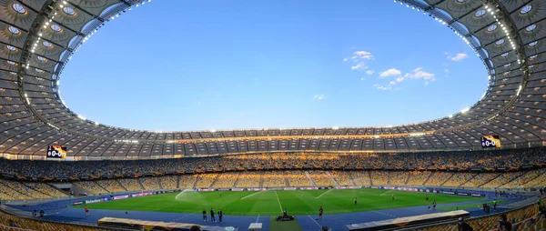 KHARKIV, UKRAINE - 5 Ağustos 2020: Ulusal Olimpiyat Spor Kompleksi. NSC OLMPIYSKIY. Halka açık etkinliklere izin var. CV salgını sırasında Avrupa sporu.
