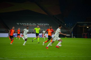 Gelsenkirchen, Almanya - 11 Ağustos 2020: League Europa Shakhtar vs Basel 'in futbol maçında eylem. Halka açık etkinliklere izin var. CV salgını sırasında Avrupa sporu.