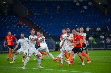 Gelsenkirchen, Almanya - 11 Ağustos 2020: League Europa Shakhtar vs Basel 'in futbol maçında eylem. Halka açık etkinliklere izin var. CV salgını sırasında Avrupa sporu.