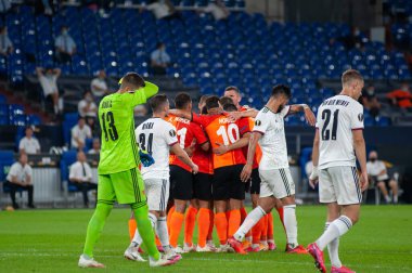 Gelsenkirchen, Almanya - 11 Ağustos 2020: League Europa Shakhtar vs Basel 'in futbol maçında eylem. Halka açık etkinliklere izin var. CV salgını sırasında Avrupa sporu.