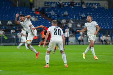 Gelsenkirchen, Almanya - 11 Ağustos 2020: League Europa Shakhtar vs Basel 'in futbol maçında eylem. Halka açık etkinliklere izin var. CV salgını sırasında Avrupa sporu.