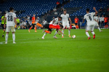 Gelsenkirchen, Almanya - 11 Ağustos 2020: League Europa Shakhtar vs Basel 'in futbol maçında eylem. Halka açık etkinliklere izin var. CV salgını sırasında Avrupa sporu.