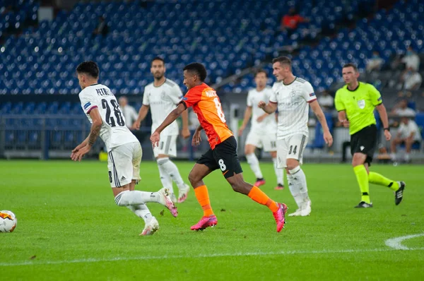 Gelsenkirchen, Almanya - 11 Ağustos 2020: League Europa Shakhtar vs Basel 'in futbol maçında eylem. Halka açık etkinliklere izin var. CV salgını sırasında Avrupa sporu.
