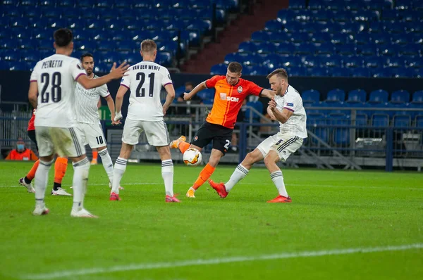 Gelsenkirchen, Almanya - 11 Ağustos 2020: League Europa Shakhtar vs Basel 'in futbol maçında eylem. Halka açık etkinliklere izin var. CV salgını sırasında Avrupa sporu.