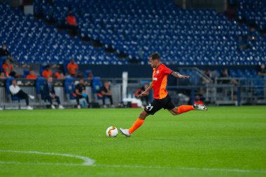 Gelsenkirchen, Almanya - 11 Ağustos 2020: Lig Europa Shakhtar - Basel maçında Alan Patrik. Halka açık etkinliklere izin var. CV salgını sırasında Avrupa sporu.