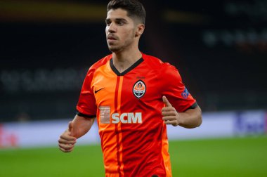 Gelsenkirchen, Almanya - 11 Ağustos 2020: Manor Solomon, League Europa Shakhtar vs Basel 'in futbol maçında oynanan olay sırasında. Halka açık etkinliklere izin var. CV salgını sırasında Avrupa sporu.