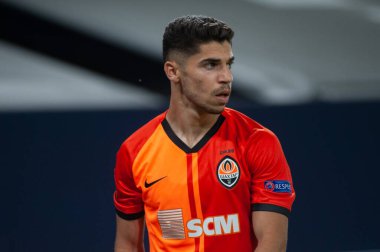 Gelsenkirchen, Almanya - 11 Ağustos 2020: Manor Solomon, League Europa Shakhtar vs Basel 'in futbol maçında oynanan olay sırasında. Halka açık etkinliklere izin var. CV salgını sırasında Avrupa sporu.