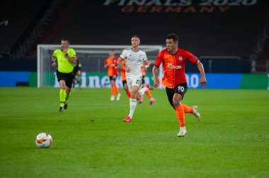 Gelsenkirchen, Almanya - 11 Ağustos 2020: Lig Europa Shakhtar - Basel maçında Junior Moraes. Halka açık etkinliklere izin var. CV salgını sırasında Avrupa sporu.