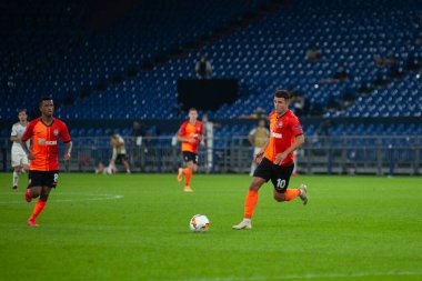 Gelsenkirchen, Almanya - 11 Ağustos 2020: Lig Europa Shakhtar - Basel maçında Junior Moraes. Halka açık etkinliklere izin var. CV salgını sırasında Avrupa sporu.