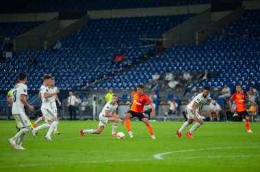 Gelsenkirchen, Almanya - 11 Ağustos 2020: Lig Europa Shakhtar - Basel maçında Junior Moraes. Halka açık etkinliklere izin var. CV salgını sırasında Avrupa sporu.