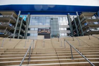 Gelsenkirchen, Almanya - 11 Ağustos 2020: Avrupa Ligi maçından önce Ventils Arena veya Schalke 04 stadyumu. Halka açık etkinliklere izin var. CV salgını sırasında Avrupa sporu.