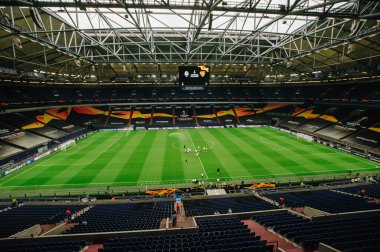 Gelsenkirchen, Almanya - 11 Ağustos 2020: Avrupa Ligi maçından önce Ventils Arena veya Schalke 04 stadyumu. Halka açık etkinliklere izin var. CV salgını sırasında Avrupa sporu.