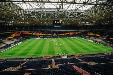 Gelsenkirchen, Almanya - 11 Ağustos 2020: Avrupa Ligi maçından önce Ventils Arena veya Schalke 04 stadyumu. Halka açık etkinliklere izin var. CV salgını sırasında Avrupa sporu.