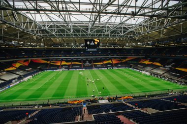 Gelsenkirchen, Almanya - 11 Ağustos 2020: Avrupa Ligi maçından önce Ventils Arena veya Schalke 04 stadyumu. Halka açık etkinliklere izin var. CV salgını sırasında Avrupa sporu.