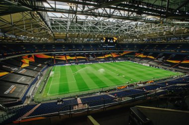 Gelsenkirchen, Almanya - 11 Ağustos 2020: Avrupa Ligi maçından önce Ventils Arena veya Schalke 04 stadyumu. Halka açık etkinliklere izin var. CV salgını sırasında Avrupa sporu.