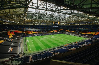 Gelsenkirchen, Almanya - 11 Ağustos 2020: Avrupa Ligi maçından önce Ventils Arena veya Schalke 04 stadyumu. Halka açık etkinliklere izin var. CV salgını sırasında Avrupa sporu.