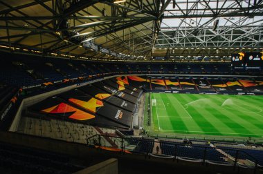 Gelsenkirchen, Almanya - 11 Ağustos 2020: Avrupa Ligi maçından önce Ventils Arena veya Schalke 04 stadyumu. Halka açık etkinliklere izin var. CV salgını sırasında Avrupa sporu.