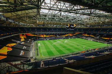 Gelsenkirchen, Almanya - 11 Ağustos 2020: Avrupa Ligi maçından önce Ventils Arena veya Schalke 04 stadyumu. Halka açık etkinliklere izin var. CV salgını sırasında Avrupa sporu.