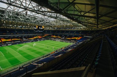 Gelsenkirchen, Almanya - 11 Ağustos 2020: Avrupa Ligi maçından önce Ventils Arena veya Schalke 04 stadyumu. Halka açık etkinliklere izin var. CV salgını sırasında Avrupa sporu.