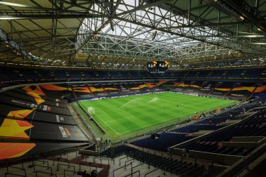Gelsenkirchen, Almanya - 11 Ağustos 2020: Avrupa Ligi maçından önce Ventils Arena veya Schalke 04 stadyumu. Halka açık etkinliklere izin var. CV salgını sırasında Avrupa sporu.