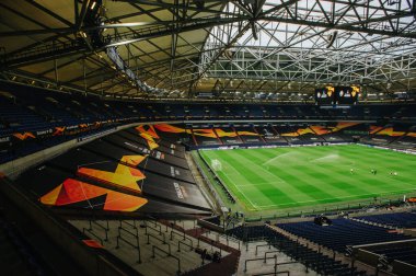 Gelsenkirchen, Almanya - 11 Ağustos 2020: Avrupa Ligi maçından önce Ventils Arena veya Schalke 04 stadyumu. Halka açık etkinliklere izin var. CV salgını sırasında Avrupa sporu.