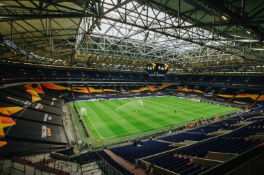Gelsenkirchen, Almanya - 11 Ağustos 2020: Avrupa Ligi maçından önce Ventils Arena veya Schalke 04 stadyumu. Halka açık etkinliklere izin var. CV salgını sırasında Avrupa sporu.