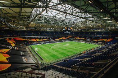 Gelsenkirchen, Almanya - 11 Ağustos 2020: Avrupa Ligi maçından önce Ventils Arena veya Schalke 04 stadyumu. Halka açık etkinliklere izin var. CV salgını sırasında Avrupa sporu.