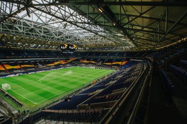 Gelsenkirchen, Almanya - 11 Ağustos 2020: Avrupa Ligi maçından önce Ventils Arena veya Schalke 04 stadyumu. Halka açık etkinliklere izin var. CV salgını sırasında Avrupa sporu.