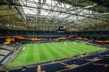 Gelsenkirchen, Almanya - 11 Ağustos 2020: Avrupa Ligi maçından önce Ventils Arena veya Schalke 04 stadyumu. Halka açık etkinliklere izin var. CV salgını sırasında Avrupa sporu.