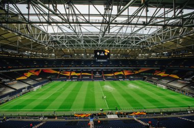 Gelsenkirchen, Almanya - 11 Ağustos 2020: Avrupa Ligi maçından önce Ventils Arena veya Schalke 04 stadyumu. Halka açık etkinliklere izin var. CV salgını sırasında Avrupa sporu.