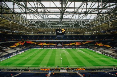 Gelsenkirchen, Almanya - 11 Ağustos 2020: Avrupa Ligi maçından önce Ventils Arena veya Schalke 04 stadyumu. Halka açık etkinliklere izin var. CV salgını sırasında Avrupa sporu.
