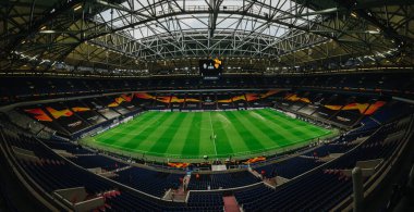Gelsenkirchen, Almanya - 11 Ağustos 2020: Avrupa Ligi maçından önce Ventils Arena veya Schalke 04 stadyumu. Halka açık etkinliklere izin var. CV salgını sırasında Avrupa sporu.