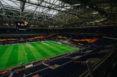Gelsenkirchen, Almanya - 11 Ağustos 2020: Avrupa Ligi maçından önce Ventils Arena veya Schalke 04 stadyumu. Halka açık etkinliklere izin var. CV salgını sırasında Avrupa sporu.