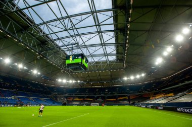 Gelsenkirchen, Almanya - 11 Ağustos 2020: Avrupa Ligi maçından önce Ventils Arena veya Schalke 04 stadyumu. Halka açık etkinliklere izin var. CV salgını sırasında Avrupa sporu.