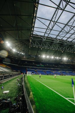 Gelsenkirchen, Almanya - 11 Ağustos 2020: Avrupa Ligi maçından önce Ventils Arena veya Schalke 04 stadyumu. Halka açık etkinliklere izin var. CV salgını sırasında Avrupa sporu.