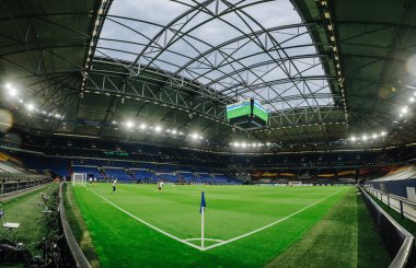 Gelsenkirchen, Almanya - 11 Ağustos 2020: Avrupa Ligi maçından önce Ventils Arena veya Schalke 04 stadyumu. Halka açık etkinliklere izin var. CV salgını sırasında Avrupa sporu.