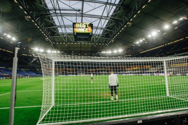 Gelsenkirchen, Almanya - 11 Ağustos 2020: Avrupa Ligi maçından önce Ventils Arena veya Schalke 04 stadyumu. Halka açık etkinliklere izin var. CV salgını sırasında Avrupa sporu.