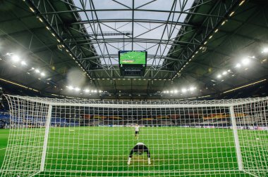 Gelsenkirchen, Almanya - 11 Ağustos 2020: Avrupa Ligi maçından önce Ventils Arena veya Schalke 04 stadyumu. Halka açık etkinliklere izin var. CV salgını sırasında Avrupa sporu.