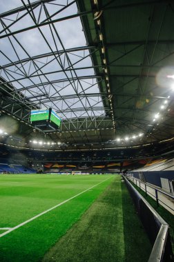 Gelsenkirchen, Almanya - 11 Ağustos 2020: Avrupa Ligi maçından önce Ventils Arena veya Schalke 04 stadyumu. Halka açık etkinliklere izin var. CV salgını sırasında Avrupa sporu.