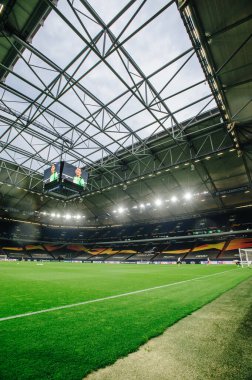 Gelsenkirchen, Almanya - 11 Ağustos 2020: Avrupa Ligi maçından önce Ventils Arena veya Schalke 04 stadyumu. Halka açık etkinliklere izin var. CV salgını sırasında Avrupa sporu.