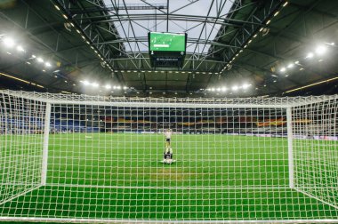 Gelsenkirchen, Almanya - 11 Ağustos 2020: Avrupa Ligi maçından önce Ventils Arena veya Schalke 04 stadyumu. Halka açık etkinliklere izin var. CV salgını sırasında Avrupa sporu.