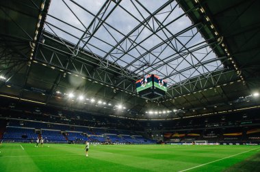 Gelsenkirchen, Almanya - 11 Ağustos 2020: Avrupa Ligi maçından önce Ventils Arena veya Schalke 04 stadyumu. Halka açık etkinliklere izin var. CV salgını sırasında Avrupa sporu.