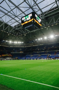 Gelsenkirchen, Almanya - 11 Ağustos 2020: Avrupa Ligi maçından önce Ventils Arena veya Schalke 04 stadyumu. Halka açık etkinliklere izin var. CV salgını sırasında Avrupa sporu.