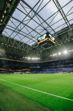 Gelsenkirchen, Almanya - 11 Ağustos 2020: Avrupa Ligi maçından önce Ventils Arena veya Schalke 04 stadyumu. Halka açık etkinliklere izin var. CV salgını sırasında Avrupa sporu.