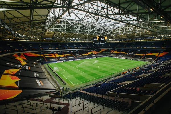 Gelsenkirchen, Almanya - 11 Ağustos 2020: Avrupa Ligi maçından önce Ventils Arena veya Schalke 04 stadyumu. Halka açık etkinliklere izin var. CV salgını sırasında Avrupa sporu.