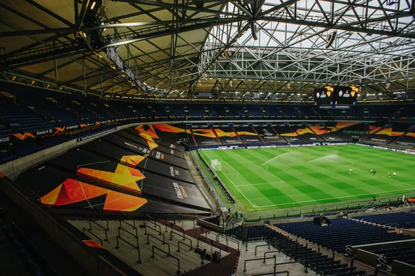 Gelsenkirchen, Almanya - 11 Ağustos 2020: Avrupa Ligi maçından önce Ventils Arena veya Schalke 04 stadyumu. Halka açık etkinliklere izin var. CV salgını sırasında Avrupa sporu.