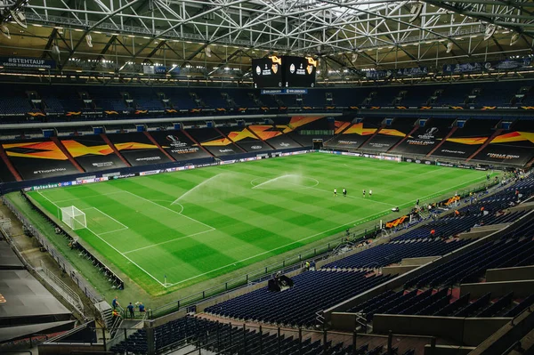Gelsenkirchen, Almanya - 11 Ağustos 2020: Avrupa Ligi maçından önce Ventils Arena veya Schalke 04 stadyumu. Halka açık etkinliklere izin var. CV salgını sırasında Avrupa sporu.