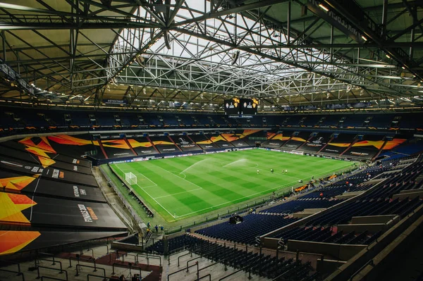 Gelsenkirchen, Almanya - 11 Ağustos 2020: Avrupa Ligi maçından önce Ventils Arena veya Schalke 04 stadyumu. Halka açık etkinliklere izin var. CV salgını sırasında Avrupa sporu.