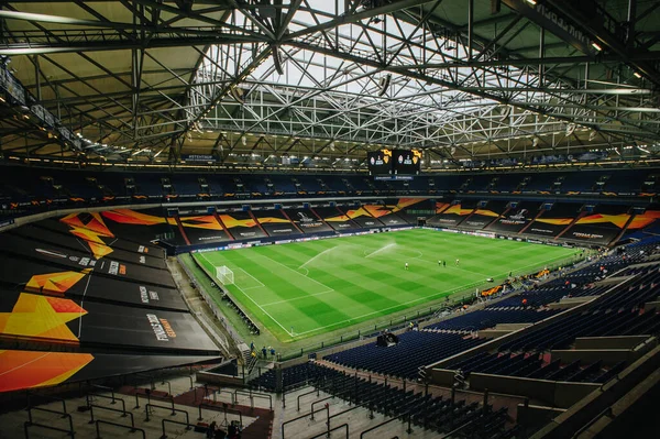 Gelsenkirchen, Almanya - 11 Ağustos 2020: Avrupa Ligi maçından önce Ventils Arena veya Schalke 04 stadyumu. Halka açık etkinliklere izin var. CV salgını sırasında Avrupa sporu.