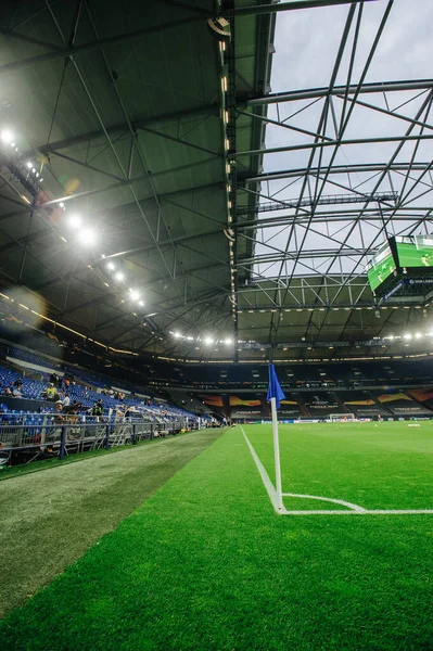 Gelsenkirchen, Almanya - 11 Ağustos 2020: Avrupa Ligi maçından önce Ventils Arena veya Schalke 04 stadyumu. Halka açık etkinliklere izin var. CV salgını sırasında Avrupa sporu.
